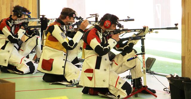 Tobias Mair (ganz links) mit der österreichischen Mannschaft im Dreistellungskampf mit dem Kleinkalibergewehr | Foto: Margit Melmer / ÖSB