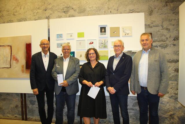 Wirtschaftslandesrat Anton Mattle, Christian Rudig (Obmann des Bezirksmuseumsvereins), Künstlerin Lisa Krabichler, der Landecker Bürgermeister Herbert Mayer und sein St. Antoner Kollege Helmut Mall. | Foto: Elisabeth Zangerl