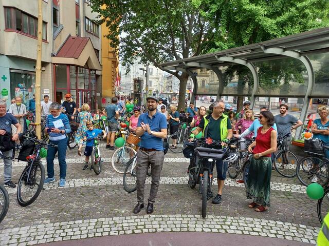 Bei der Schlusskundgebung am Elterleinplatz. | Foto: Ruckenbauer