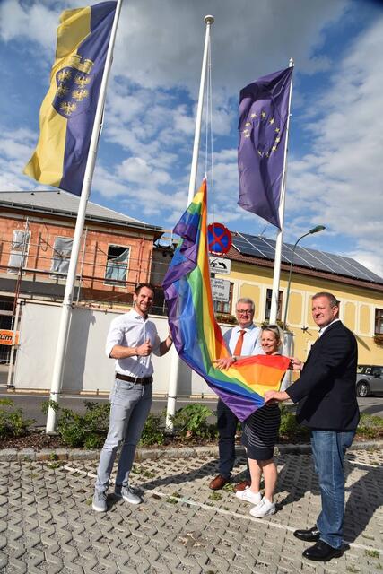 Gemeinsam wird die Regenbogenfahne am Hauptplatz in Pfaffstätten gehisst. | Foto: Sonja Pohl