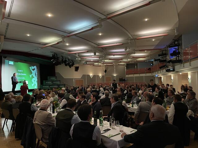 Rund 200 Personen sind der Einladung gefolgt. | Foto: Hollinger