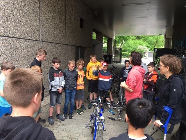 Die Workshopleiterinnen Astrid Damböck und Birgit Aigenbauer mit SchülerInnen der 1A WMMS Waidhofen/Ybbs.
 | Foto: WMMS Waidhofen/Ybbs 