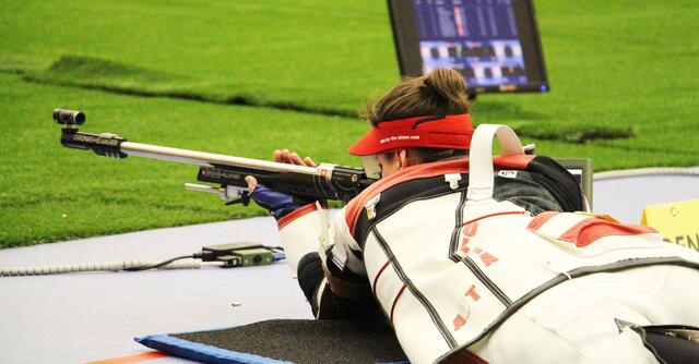 Olivia Hofmann im Liegend-Durchgang des Dreistellungskampf mit dem Kleinkalibergewehr | Foto: Margit Melmer / ÖSB