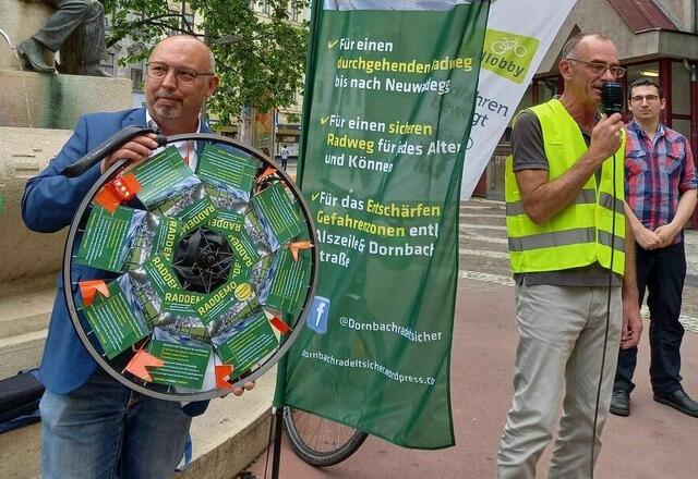 Eine Radfelge mit Forderungen für Bezirksvorsteher Peter Jagsch. | Foto: Ruckenbauer