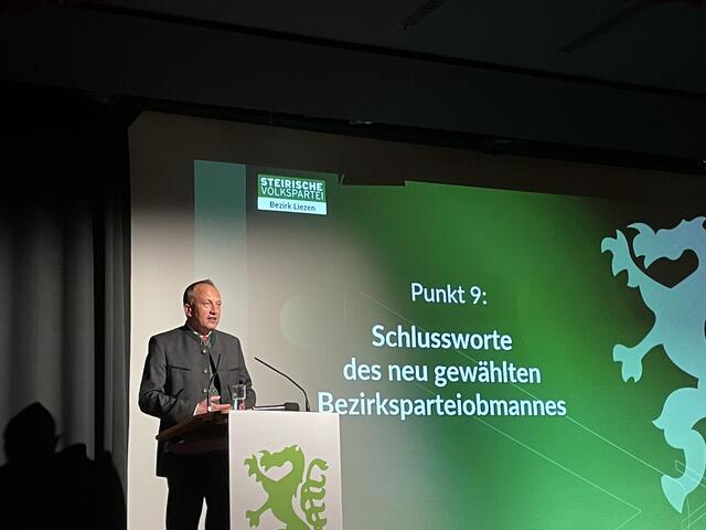 Ein sichtlich glücklicher Armin Forstner bedankte sich nach dem Wahlergebnis. | Foto: Hollinger