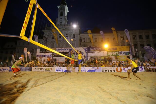 Bereits zum 25. Mal steigt am 8. und 9. Juli die Beachvolleballshow am Steyrer Stadtplatz – zum Jubiläum will es der VBC krachen lassen. | Foto: Klaus Mader