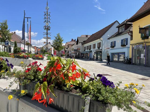 Die Kindberger Innenstadt vereint Einkaufserlebnis, Kaffeehausgenuss und Freizeitspaß – in wenigen Minuten ist man mit Rad und zu Fuß im Grünen. | Foto: Hackl
