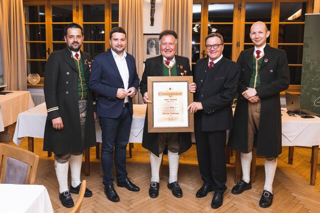 Albert Hammerl (mi.) wurde bei der Jahreshauptversammlung der MK Zams für 60-jährige Mitgliedschaft geehrt, Obmann Stephan Wohlfarter, Bgm. Benedikt Lentsch, LH Günther Platter und Kpm-Stv. Johannes Reheis (v.li.) gratulierten. | Foto: MK Zams