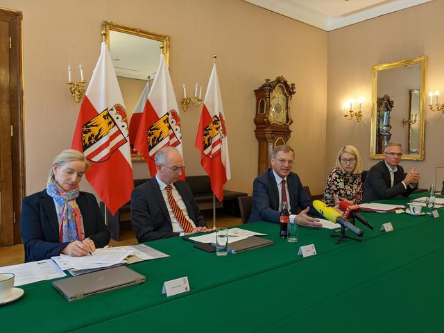 Krisenstabsleiterin Carmen Breitwieser, Corona-Experte Bernd Lamprecht, Landeshauptmann Thomas Stelzer, Gesundheitsreferentin Christine Haberlander und Landes-Impfkoordinator Gerhard Durstberger (v. l.). | Foto: BRS