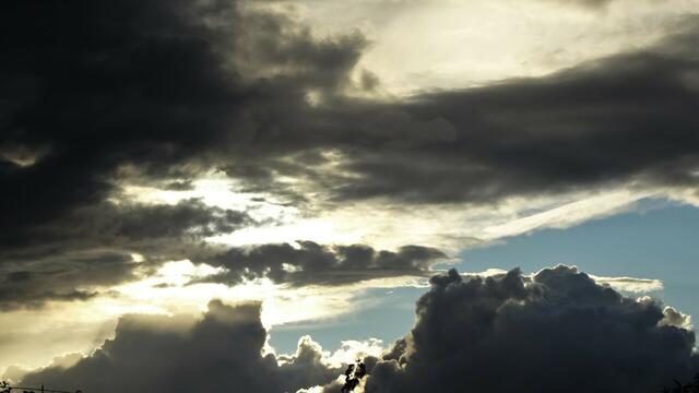 Es ist immer wieder ein faszinierendes Himmelsschauspiel, wenn das Licht des Tages ins Dunkel der Nacht übergeht. ...  | Foto: Silvia Plischek
