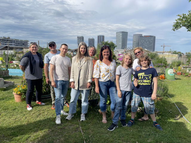 Mit viel Arbeitseinsatz entstand ein Begegnungsort, der sich über die Jahre zu einem richtigen Garten entwickelte. | Foto: Hannah Maier