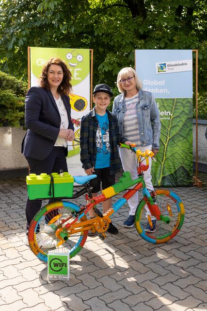 LHStv.in Ingrid Felipe und LR.in Beate Palfrader übergaben das “Legobike” an den Landessieger Robin Ekres von der VS Kappl | Foto: Klimabündnis Tirol/Lechner