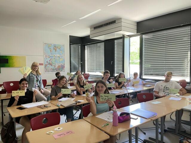 Im Rahmen eines Kurses im Bundesschulzentrum Feldbach lernen die Jugendlichen aus der Ukraine Deutsch. | Foto: HLW Feldbach