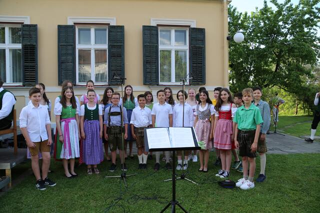 Die  die Schülerinnen und Schüler der 2 m Musikschwerpunktklasse haben gemeinsam mit der Marktmusikkapelle Eibiswald im Pfarrhof konzertiert. | Foto: KK