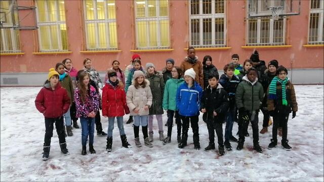 "Meine Klasse und ich drehten ein Video über Kinderrechte, das heißt, dass jedes Kind seine Meinung sagen darf und selber Rechte hat. Zuerst wurden wir in Gruppen aufgeteilt, überlegten uns tolle Ideen für den Text des Liedes und fügten sie alle zu einem zusammen. Wir lernten ihn auswendig und suchten uns zusätzlich eine passende Melodie zum Song aus", so ein Schüler der 1B zu dem Projekt. | Foto: GRG 3 Radetzkystraße