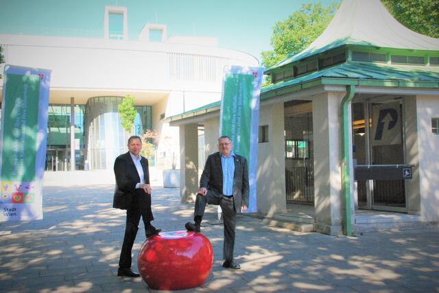Der Lorymarkt öffnet probeweise ab dem 16. September. BV Thomas Steinhart (v. l.) und Marktamtsdirektor Andreas Kutheil sind darüber erfreut und waren bereits vor Ort. | Foto: MA 59