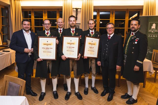 Bgm. Benedikt Lentsch, Kap.-Stv: Johannes Reheis, Präs. LH Günther Platter, Obm. Stephan Wohlfarter  gratulierten: Matthias Reheis, Daniel Rudigier, Sebastian Tilg (v.li. mit Urkunden) | Foto: MK Zams