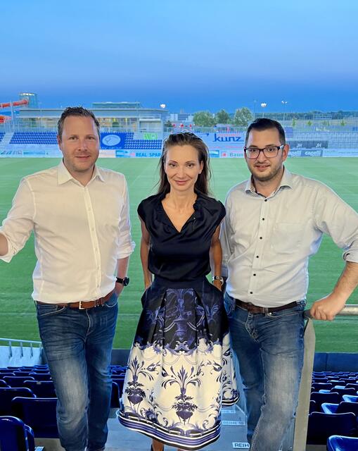 Im Stadion: Michael Schnedlitz, Susanne Fürst, Philipp Gerstenmayer. | Foto: FPÖ WRN