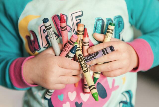 Die SPÖ fordert, den "blau-gelben Kinderbetreuungsbonus" sofort durchzusetzen.  | Foto: unsplash.com 