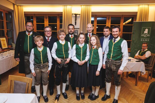 Hinten v.li.: JRF Markus Matt, Präs. LH Günther Platter, Obm. Stephan Wohlfarter, Kap.-Stv: Johannes Reheis, Bgm. Benedikt Lentsch;  vorne v.li. Danio Tschurtschenthaler, Tobias Mitteregger, Eva Marth, Mona Krismer, Daniel Rundl | Foto: MK Zams
