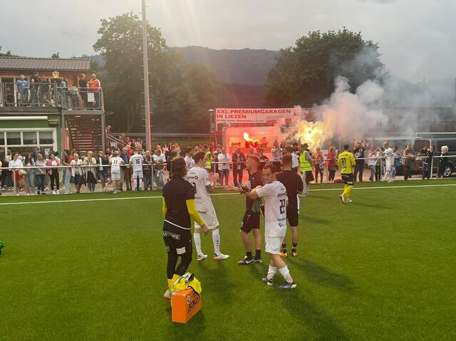 Knapp 100 Fans begleiteten den ASK Voitsberg nach Liezen zum letzten Auswärtsspiel der Saison. | Foto: ASK Voitsberg