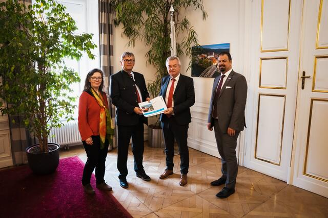 Vertreter:innen der Hönigsberger Bürgerinitiative wurden unlängst von Verkehrslandesrat Anton Lang in Empfang genommen.  | Foto: Land Steiermark