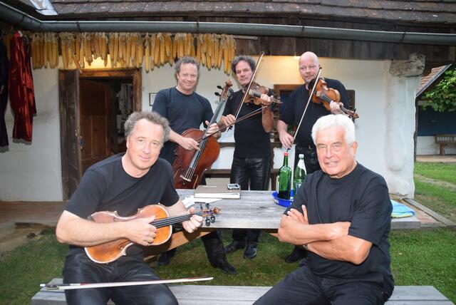 Frank Hoffmann mit denn KK Strings nach einem Konzert des Güssinger Kultursommers im Freilichtmuseum Gerersdorf. | Foto: Martin Wurglits