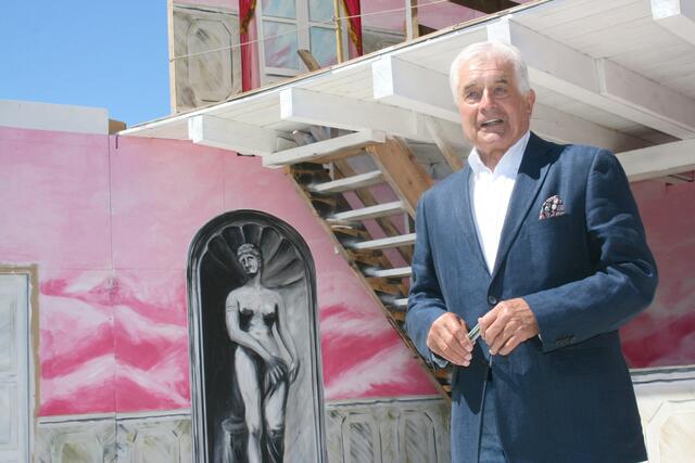 Regisseur Frank Hoffmann 2014 auf der Güssinger Burgbühne, wo er Feydeaus Komödie "Floh im Ohr" inszenierte.