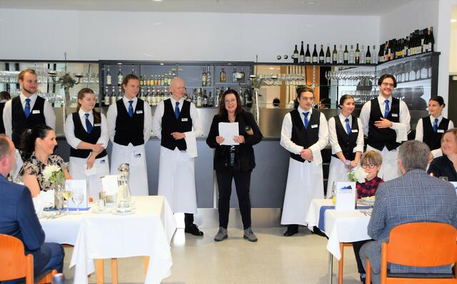 Vorstellung der Prüflinge (Service) durch Schulleiterin Anita Aufschnaiter | Foto: Wörgötter 