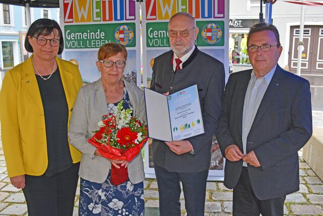 Herbert Etzenstorfer (2.v.r.) wurde als „Bester Freiwilliger“ ausgezeichnet. Mit am Bild: Vizebürgermeisterin Andrea Wiesmüller (l.), Gattin Elisabeth Etzenstorfer und Bürgermeister LAbg. ÖkR Franz Mold. | Foto: Stadtgemeinde Zwettl