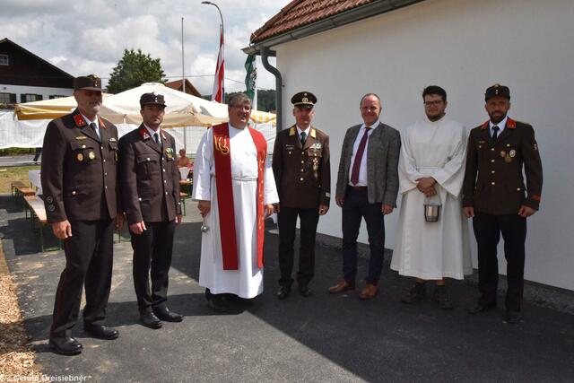 Kommandant HBI Albin Winter, Bgm. Emanuel Pfeifer, Pfarrer Giovanni Prietl, BR Thomas Brandl, NR Bgm Christopf Stark, Ministrant und OBI Stefan Anner.