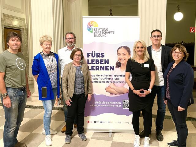 Rudolf Steininger, Karin Duchon,, Christian Rößner, Gertraud Just, Daria Fanger, Günther Briedl und Brigitte Strasser (v. li.). | Foto: Stiftung Wirtschaftsbildung