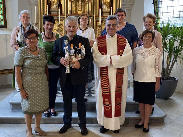 Chorleiterin Erna Reisenhofer, Johann Ebner, Pfarrer Johann Schreiner und Chormitglieder des örtlichen Kirchenchores