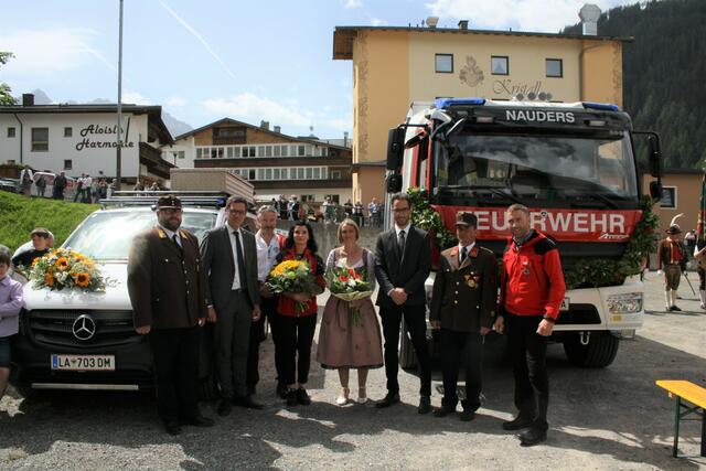 Rainer Nardin (Bezirksfeuerwehrverband), Bundesrat Dr. Peter Raggl, Dietmar Geiger (Obmann-Stv. Bergrettung Nauders), Elisabeth Habicher (Fahrzeugpatin Bergrettung), Christiane Dilitz (Fahrzeugpatin Feuerwehr), Bgm. Helmut Spöttl, Roman Dilitz (FF-Kommandant Nauders) und Karl Spöttl (Leiter Bergrettung Ortsstelle Nauders), (v.l.).  | Foto: Elisabeth Zangerl 