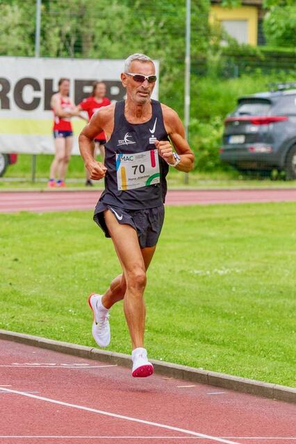 Rekord: Hans Joachim Imre lief die 1.500 m in 5:05,15.  | Foto: Sepp Ringert