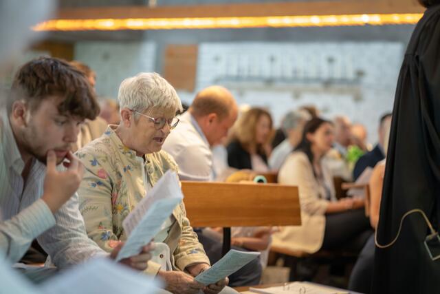 Glaubenskirchen-Kuratorin Eva Hörmann erinnerte die Konfis an die Entscheidung, die ihre Eltern für sie bei der Taufe getroffen haben: "Heute könnt Ihr selbstständig und wissend Ja zu diesem Bund sagen." | Foto: Flo Rath