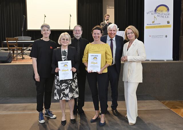  Verleihung der Gütesiegel „Singende klingende Schule“ an die St. Pöltner Schulen BG/BORG Schulring und Mary Ward Privatgymnasium und Oberstufenrealgymnasium
  | Foto: NLK Filzwieser