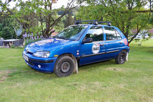 Der fahrbare Untersatz – ein Peugeot 106, Baujahr 2002 – wird liebevoll „Schurli“ genannt. | Foto: Alfred Mayer