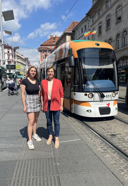 Erstmals zieren Regenbogenfahnen die Grazer Straßenbahnen. Hinter der Aktion stehen Gemeinderätin Anna Slama und Vizebürgermeisterin Judith Schwentner (v.l.). | Foto: Grüne Graz