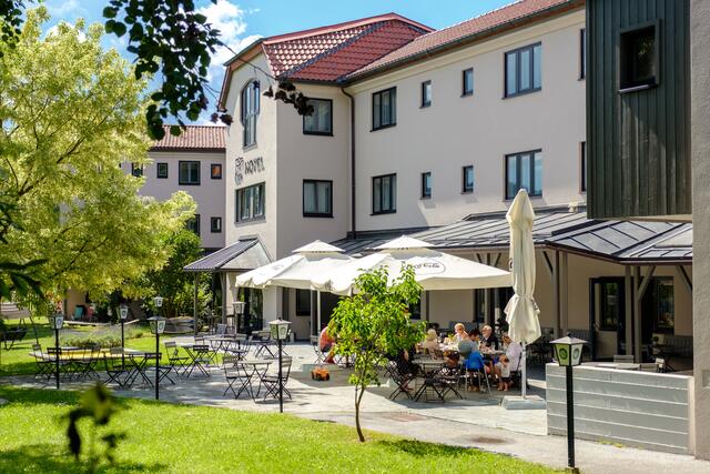 Der Gastgarten mitten in der Natur, für die Kinder gibt es ebenso viele Möglichkeiten. | Foto: JUFA-Hotels