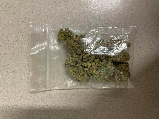 Ein Säckchen Cannabis konnte von der Polizei sichergestellt werden.  | Foto: LPD