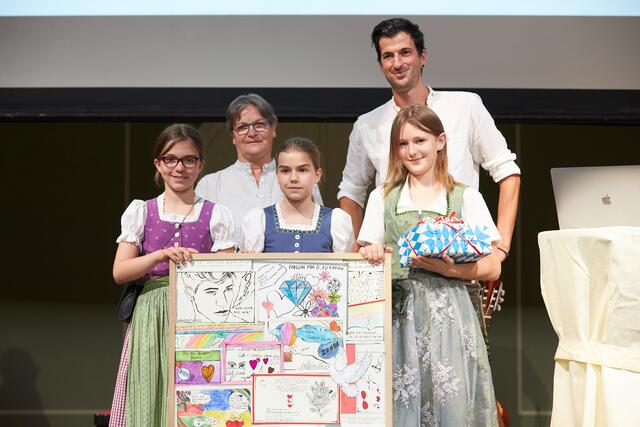 Gegen Ende der Veranstaltung wurden noch die drei besten kreativen Abschlussprojekte, eingereicht von motivierten Schülerinnen und Schülern, mit jeweils 150€ für die Klassenkasse prämiert. | Foto: EuRegio/Helmut Floder