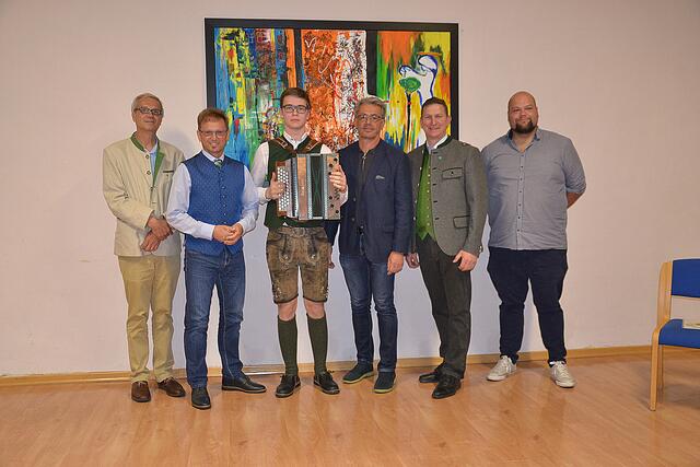 Emanuel Anderl (3. v. l.) überzeugte Erhard Koch, Gottfried Hubmann, Friedrich Pfatschbacher, Bürgermeister Andreas Kühberger und Max Matschedolnig (v.l.) auf der Steirischen Harmonika im Rahmen seiner Abschlussprüfung. | Foto: KK