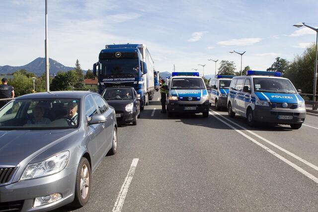 Wegen der Grenzkontrollen staut es sich auf der Brücke zwischen Salzburg Stadt und Bayern Richtung Freilassing.  | Foto: Symbolbild: Franz Neumayr