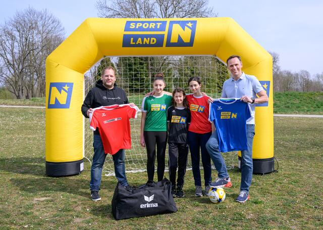 Michael Niederer (l.), LR Jochen Danninger (r.) und drei Schülerinnen der Sportmittelschule St. Pölten 
  | Foto: NLK Burchhart