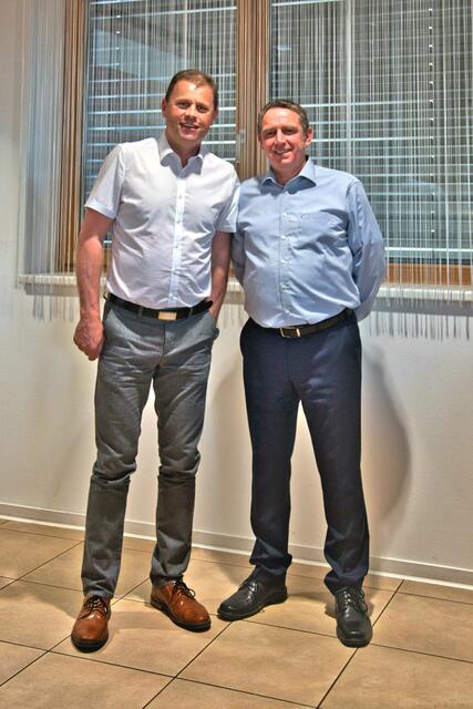 SPÖ-Bezirksvorsitzender und Geiersberger Bürgermeister Fritz Hosner (li.) gratulierte Vizebürgermeister Peter Stummer (re.) zur einstimmigen Wiederwahl als Stadtparteivorsitzender. | Foto: SPÖ Ried