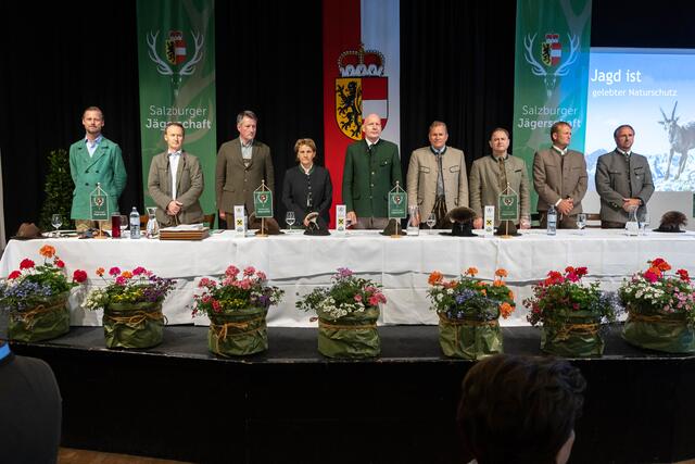Landesjägermeister Max Mayr Melnhof (links) eröffnte mit dem Vorstand der Salzburger Jägerschaft und GF Josef Erber den 75. Landesjägertag in Salzburg. | Foto: Salzburger Jägerschaft