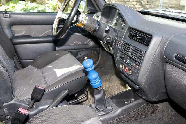 Der Schaltknüppel beweist, dass Peugeot auch Pfeffermühlen baut. | Foto: Alfred Mayer