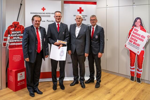 v.l.n.r.: Bezirksstellenleiter-Stv Wilfried Scharf, Bezirksrettungskommandant Georg Kubesch, Mitglied des Präsidiums Hans Hingsamer, Bezirksgeschäftsleiter Herbert Markler. | Foto: ÖRK/LV OÖ/Hans Luttinger