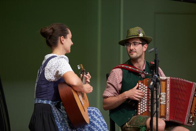 Marianne und Stefan Kern musizierten gemeinsam auf der Bühne. | Foto: EuRegio/Helmut Floder